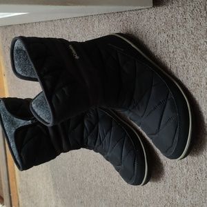 Like new Columbia waterproof snow boots